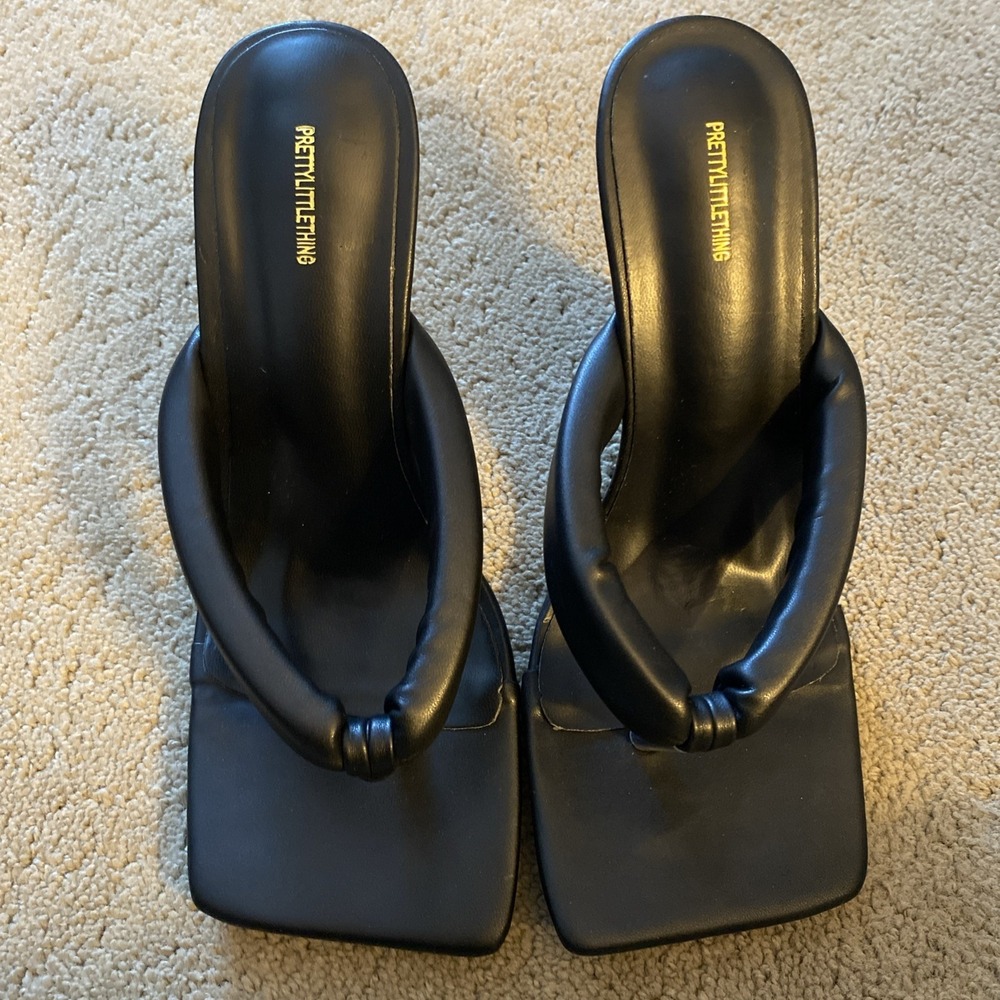 NWOT PRETTY LITTLE THING BLACK GAUX LEATHER PADDED TOE THONG MID HEELED MULES 3 - Picture 2 of 15